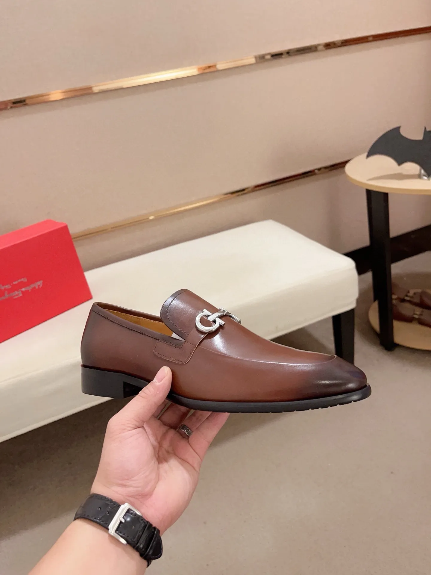 Men's shoes💰: 540💰 High version Ferragamo quality! 🆕🆕Exclusive hot-selling products in stock🔥🔥New products on the shelves, high-quality shoes, high-end driving shoes, with complete packaging! 💪 💪 Material: imported patented cowhide 🐂 + imported high-quality water-dyed cowhide lining + wear-resistant outsole 👍🏻👍🏻 Features: high-end and comfortable, purely handmade 🚀 🚀 Create the perfect shoes that suit you best 🔥 🔥 Size: (38-44) Can be customized 45 non-returnable!